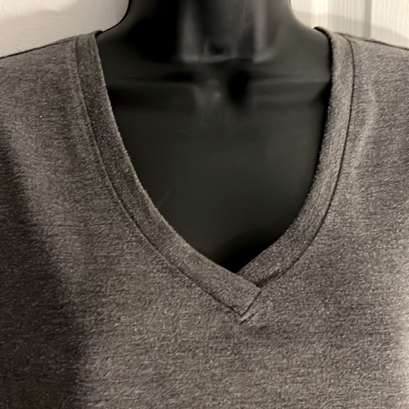 ATHLETIC WORKS 🏋🏻‍♀️ GRAY V-NECK RUNCHED SIDES TSHIRT Size Women's XXL 2X 20 - Picture 3 of 6